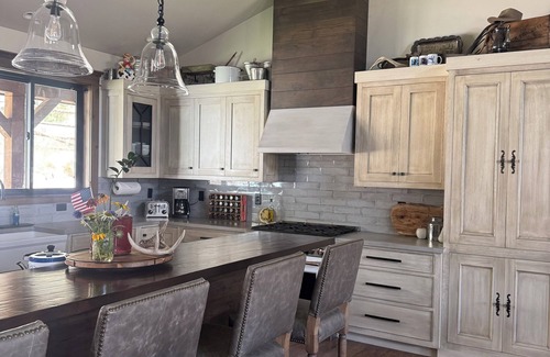 Gardiner House | Newly Listed Rustic Elegant Home ~ 5 Mins to Yellowstone National Park