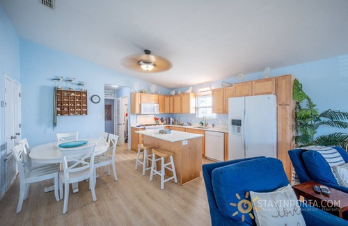 Shibui Sands House | Newly Listed - Walk to the Beach ! Located off of 11th St. Small Fenced Yard. Dogs ok. King bed