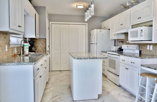 Holiday Beach House | Newly Purchased 6 Bedroom 4 Bath Beach House with private Pool!