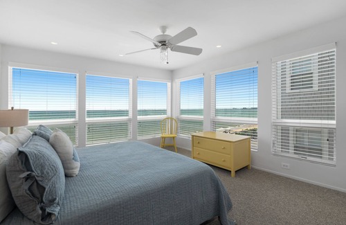Commercial Street House | Newly Refreshed and Furnished Modern Beachfront Home in the East End - Sleeps 6!