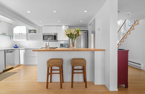 Commercial Street House | Newly Refreshed and Furnished Modern Beachfront Home in the East End - Sleeps 6!