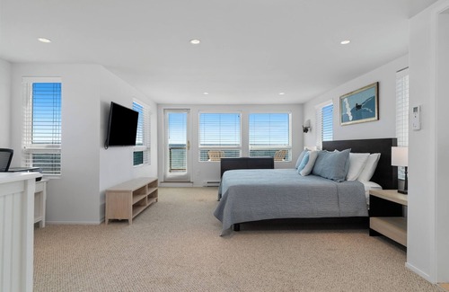 Commercial Street House | Newly Refreshed and Furnished Modern Beachfront Home in the East End - Sleeps 6!