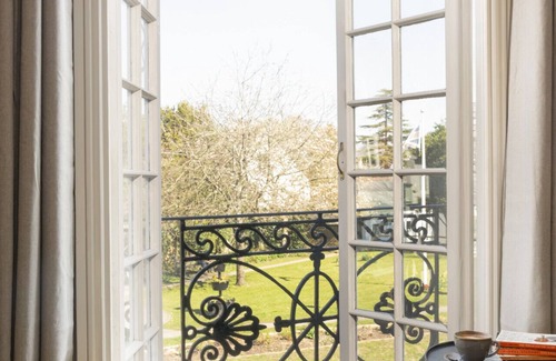 Hurstpierpoint House | Newly refurbished en-suite triple room village location