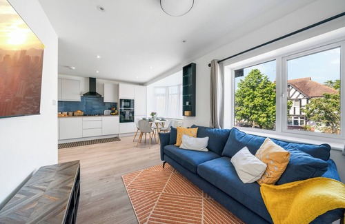 Whittington Apartment | Newly Refurbished 2 Bed Flat Close to Mill Hill Broadway and Train