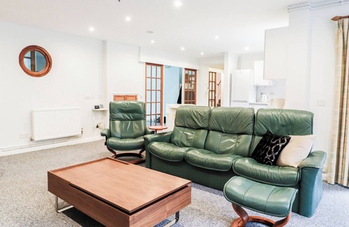 Borehamwood House | Newly Refurbished Contractor House - Free Parking!