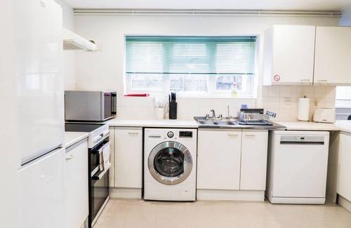 Borehamwood House | Newly Refurbished Contractor House - Free Parking!