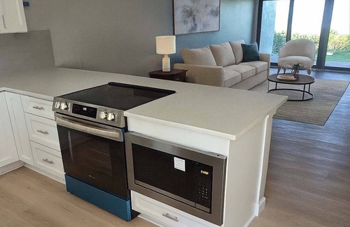 Bradenton Beach Condo | Newly Rehabbed! Bayfront Private Beach Pool
