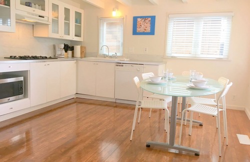 Golden Rectangle House | Newly Remodeled Downtown Cottage. 1 block to shops, arts, eats. 5 blks to Beach
