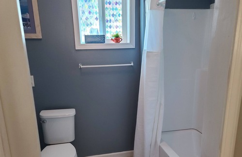 Perry Apartment | Newly Remodeled 1 bedroom lower with full kitchen and bath