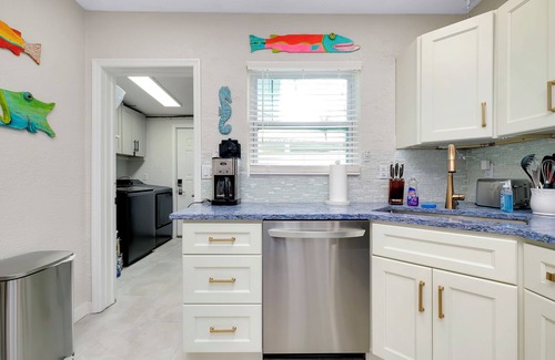 Siesta Key Villa | Newly Remodeled-150 Yards to Beach and Restaurants!