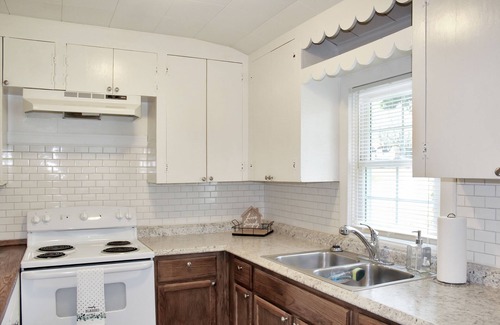 Marion House | Newly remodeled 2 bedroom minutes to downtown Marion