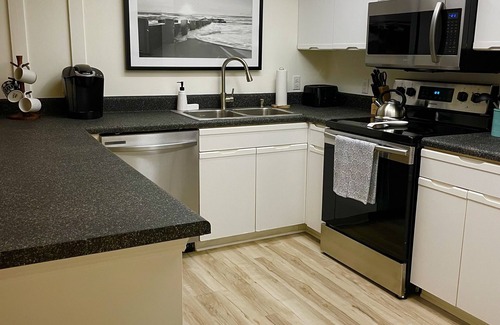 Downtown Knoxville Condo | Newly Remodeled 2 BR/2BTH Condo- 5 mins from UT Medical & Fort Sanders Regional