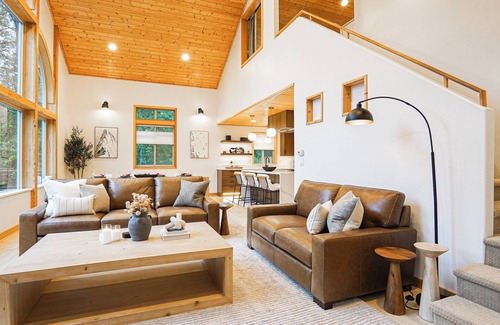Glacier House | Newly Remodeled 2BR Nestled in The Foothills Mt.Baker