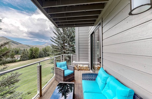 Ketchum Condo | Newly Remodeled, 2nd-Floor Condo w/Free WiFi, Golf & Ski Views, & Wood Fireplace