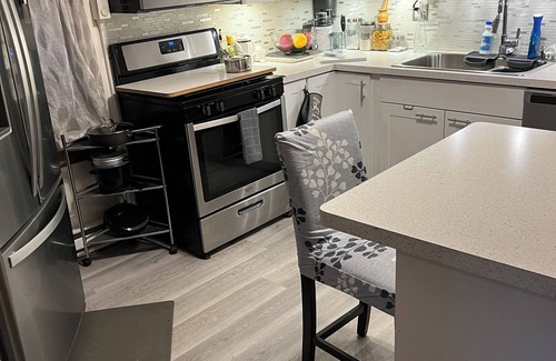 Chicago Lawn Apartment | Newly remodeled 3 bedroom apt, a hidden gem 20 min to almost anyplace in Chicago