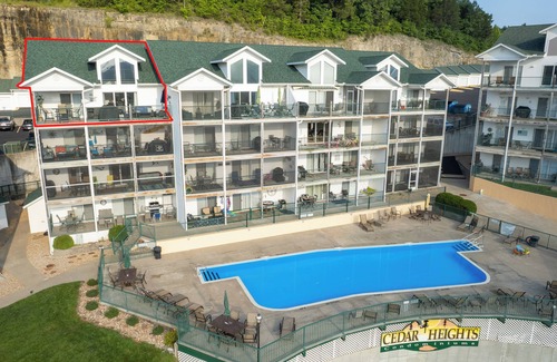 Camdenton Condo | Newly remodeled 4BDR/3BA modern condo with 12x28 BOAT SLIP