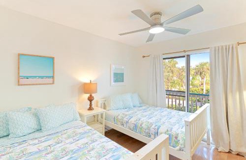 Siesta Key Apartment | Newly Remodeled Apt! Key-West Victorian with beach access, to Siesta Key Beach!