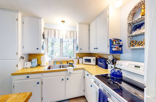 North Eastham House | Newly remodeled bayside cottage with screened patio - short drive to the water