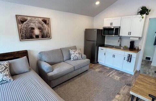 Coram Cabin | Newly Remodeled Bear Den Cabin! 6 mi to Glacier!