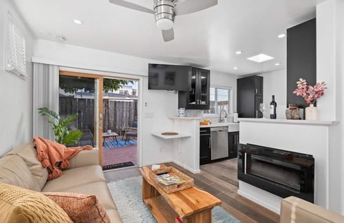 Crown Point Apartment | Newly Remodeled Contemporary yet Cozy PB Retreat with Private Courtyard