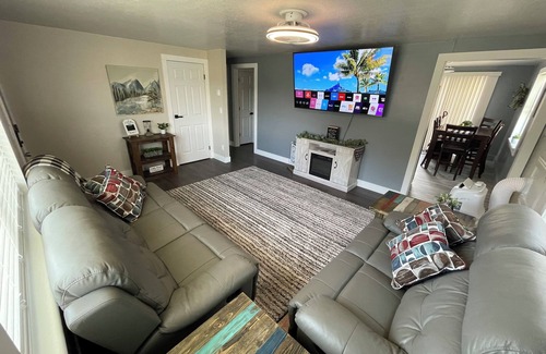 Orangeville House | Newly remodeled cozy 2-bedroom bungalow in Orangeville with central heat and A/C