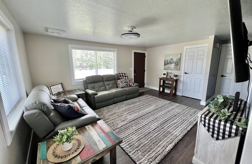 Orangeville House | Newly remodeled cozy 2-bedroom bungalow in Orangeville with central heat and A/C