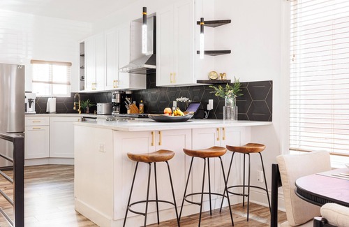 Highland House | Newly Remodeled Downtown Loft – Free Parking, Pet-Friendly, 5 Bds, Fully Stocked