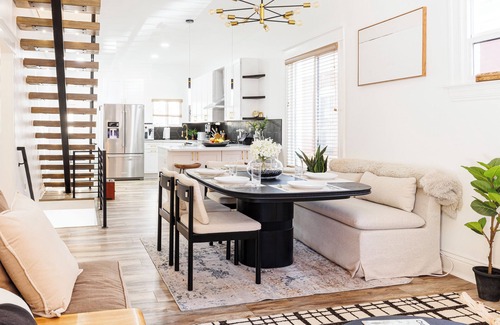 Highland House | Newly Remodeled Downtown Loft – Free Parking, Pet-Friendly, 5 Bds, Fully Stocked