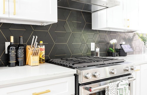 Highland House | Newly Remodeled Downtown Loft – Free Parking, Pet-Friendly, 5 Bds, Fully Stocked