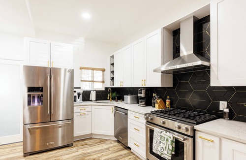 Highland House | Newly Remodeled Downtown Loft – Free Parking, Pet-Friendly, 5 Bds, Fully Stocked