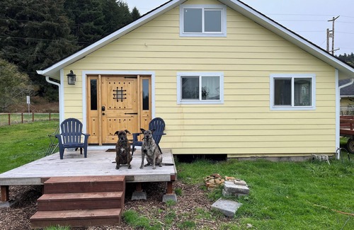 Crescent City House | Newly remodeled Farm House with sauna and hot tub!