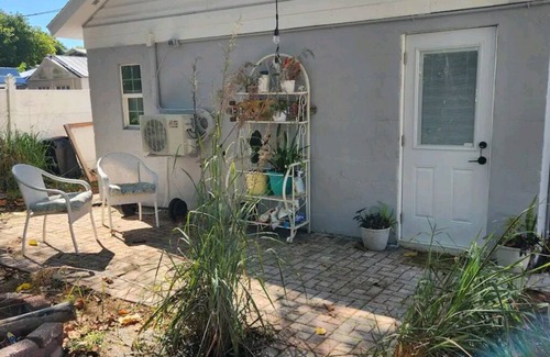 Childs Park Cottage | Newly-remodeled Guesthouse for rent 10 mins to Central Ave and beaches
