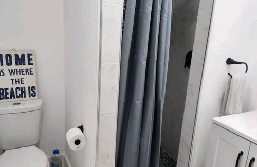 Childs Park Cottage | Newly-remodeled Guesthouse for rent 10 mins to Central Ave and beaches