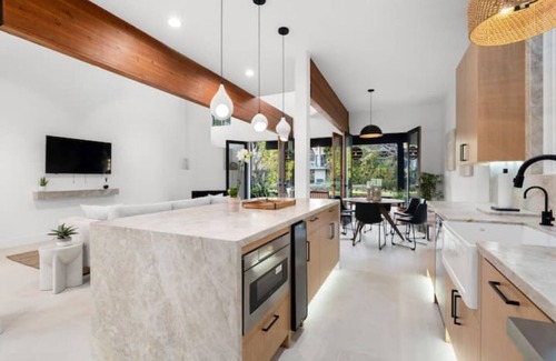 Venice Canals House | Newly Remodeled Luxury Waterfront Home on Venice Canal with Jacuzzi