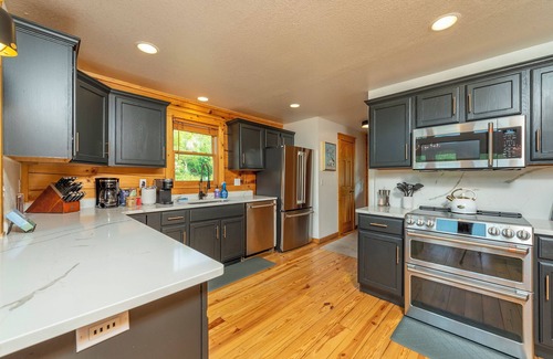 Wolf Laurel Cabin | Newly Remodeled Luxe Cabin, Comfy Beds, Great Views, Hot Tub, at Hatley Pointe!