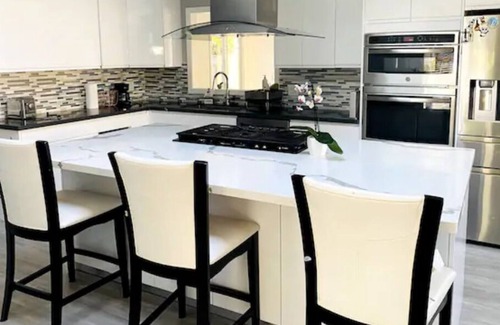 East San Mateo House | Newly Remodeled Modern Furnished SFH in Bay Area
