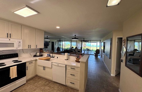 Kahaluu-Keauhou Apartment | Newly Remodeled | Ocean & Golf Views | AC | Lanai