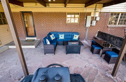 Littleton House | Newly Remodeled, Sleeps 12, Quiet neighborhood near it ALL, Pet Friendly
