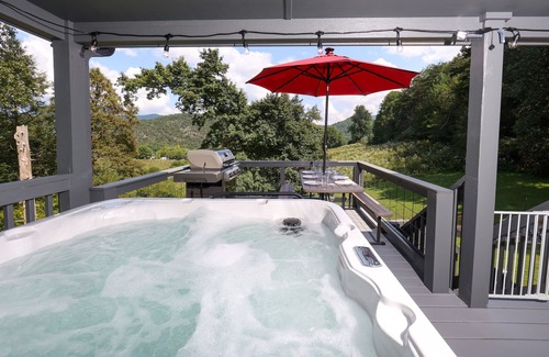 Townsend Cabin | Newly Remodeled- Spacious, Family-Friendly Cabin- Hot Tub, Arcade Room, Fire Pit