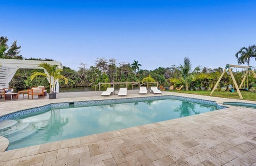 Fort Lauderdale House | Newly remodeled!*WATER FRONT*KING BEDS* HEATED POOL/2 MASTER BEDROOM*POOL TABLE!