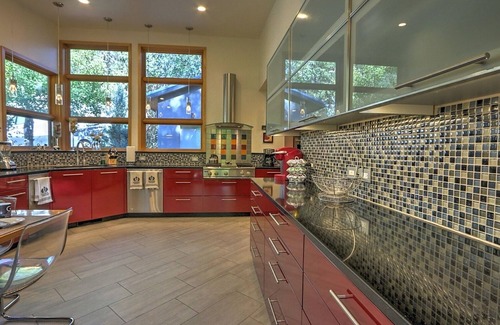 Glenwood Springs House | Newly Remodeled, Bright & Spacious Modern Home, 15 min Walk to Downtown & Pools!