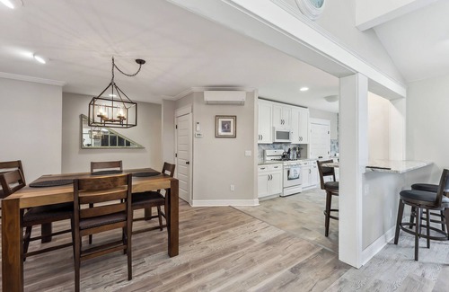 Wildwood Crest Apartment | Newly remodeled Crocus by the Sea Side Cottage close to everything & first floor