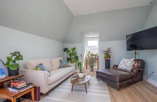 St. Louis Apartment | Newly remodeled, well-equipped 3 bed/2 bath in a historical neighborhood.