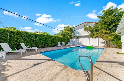 Lauderdale-by-the-Sea Apartment | Newly renovated 2 Bedroom unit just steps away from the pristine beaches and crystal-clear waters