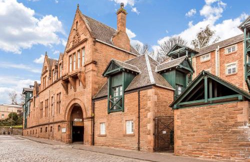 Old Town Apartment | Newly Reno'd 2 Bed with Free Parking