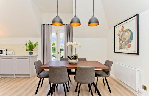 Old Town Apartment | Newly Reno'd 2 Bed with Free Parking