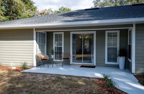 High Springs House | Newly Reno'd | Tesla & EV Charger | Outdoor Lounge