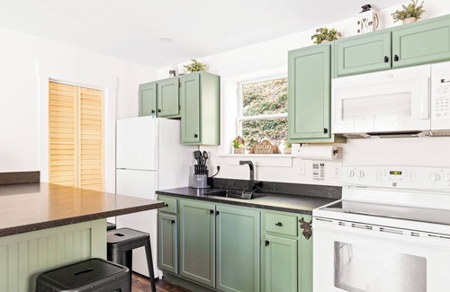West Bridgewater House | Newly Renovated Cottage, Hot Tub, Fire place, 5min to Killington Ski Gondola