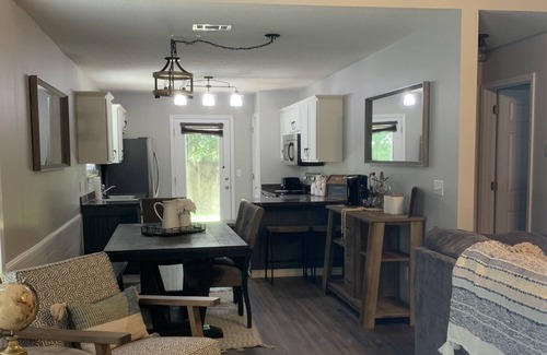 Wright House | Newly Renovated Townhouse, 12 min from the beach!
