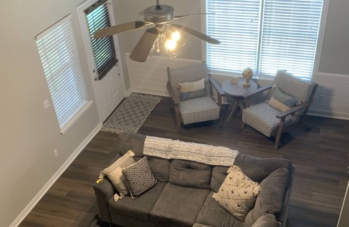 Wright House | Newly Renovated Townhouse, 12 min from the beach!